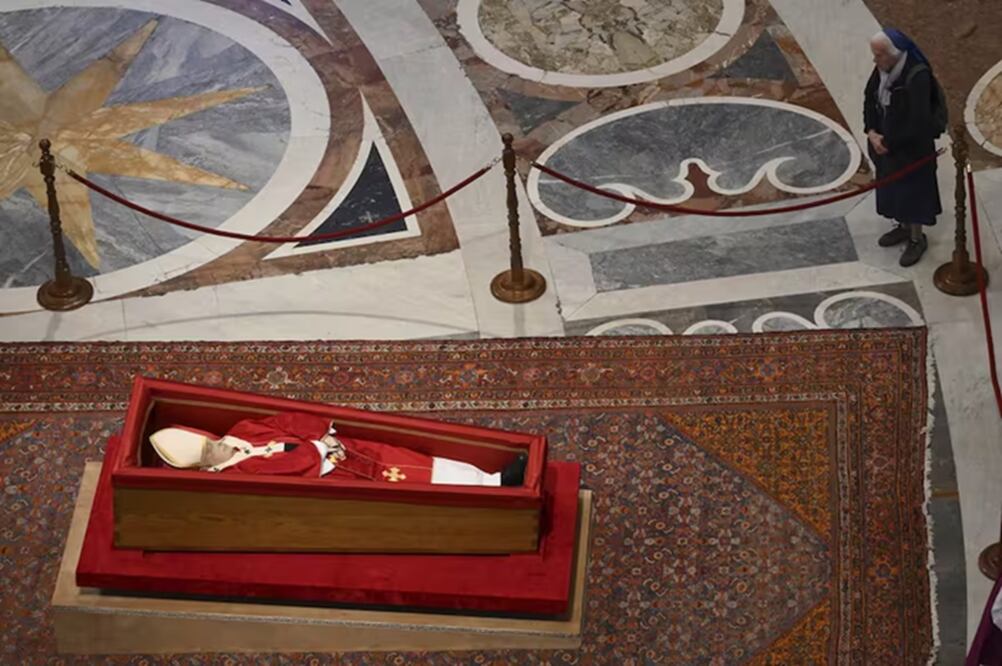 La hermana Genevieve Jeanningros, al despedir a su amigo, el papa Francisco, en  la Basílica de San Pedro, en El Vaticano. FOTO: AP