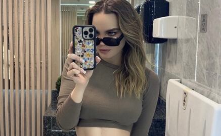 Belinda es la reina del vestido básico con abertura hasta el muslo