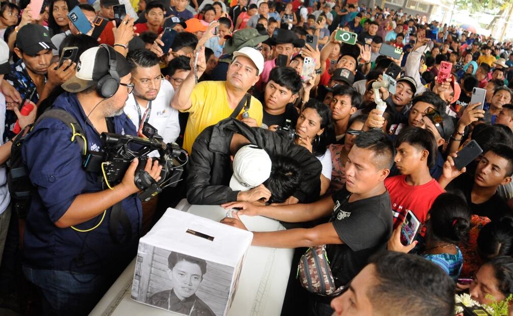 El cuerpo del músico e influencer guatemalteco Jorge Pop Chocoj, conocido como "Farruko Pop", llegó este lunes a su aldea natal, en el extremo noreste del país, para brindarle el último adiós. Foto: EFE/ Stringer