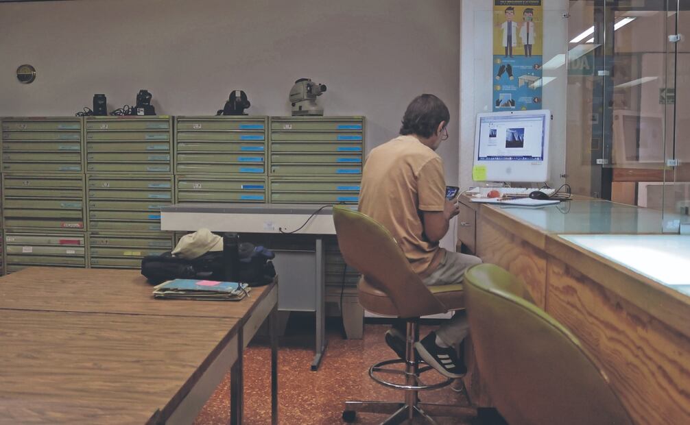 En el Archivo el proceso inicia con la revisión imagen por imagen de cada colección. Luego el personal capacitado evalúa su estado y las somete a estabilización y conservación.  Fotos: de Fernanda Rojas. El Universal