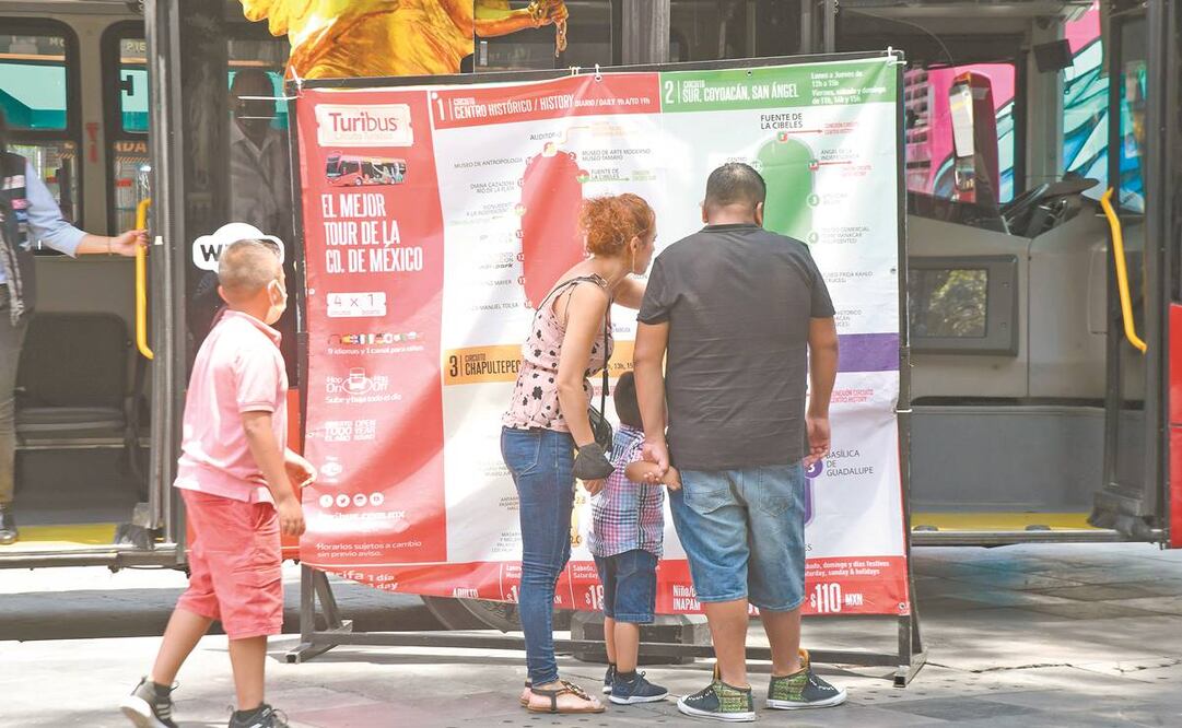Mexicanos que viven en el extranjero son convencidos por “jaladores” para entrar a restaurantes y bares, donde el cobro es excesivo. Foto: Armando Martínez/ EL UNIVERSAL.