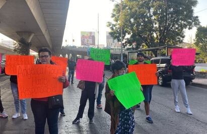 Bloquean Periférico Norte familiares de pareja presuntamente atropellada por patrulla de Naucalpan