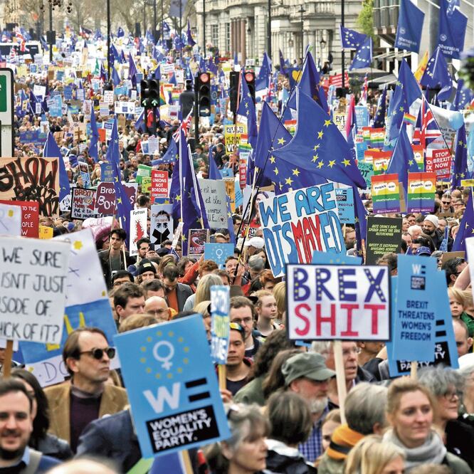 Cientos de miles de británicos a favor de quedarse en la Unión Europea (UE) se manifestaron ayer, en Londres. Al acto llegaron personas de todas partes del país. KEVIN COOMBS. REUTERS