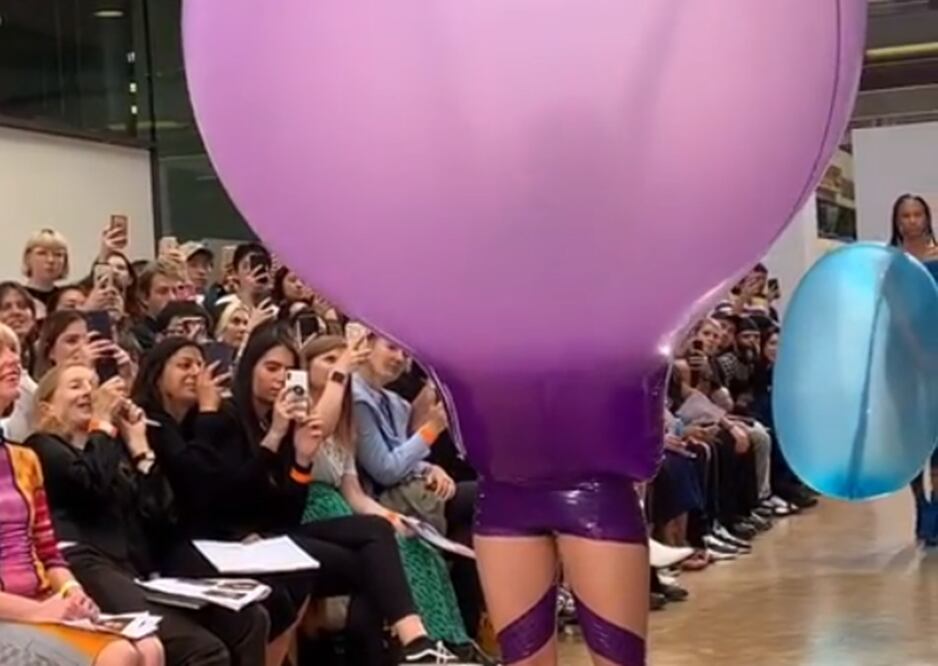 Los globos gigantes al desinflarse se convierten en vestido / Foto: Instagram CSM
