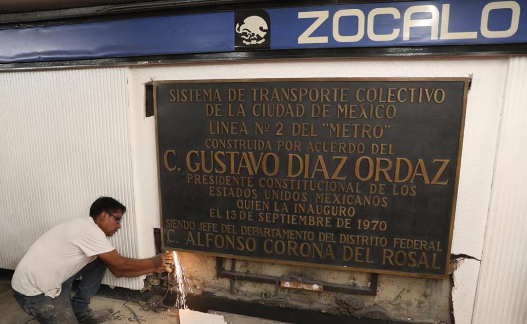Trabajadores retiran placas de Gustavo Díaz Ordaz del Metro