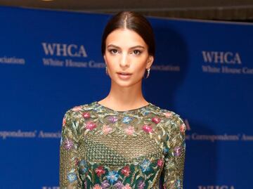 Emily Ratajkowski "enciende" Instagram con sexy lencería