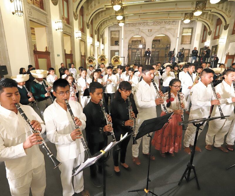 Integrantes de siete bandas interpretaron música mixe en Palacio Nacional, como Nerei da y Canción Mixteca. BERENICE FREGOSO. EL UNIVERSAL