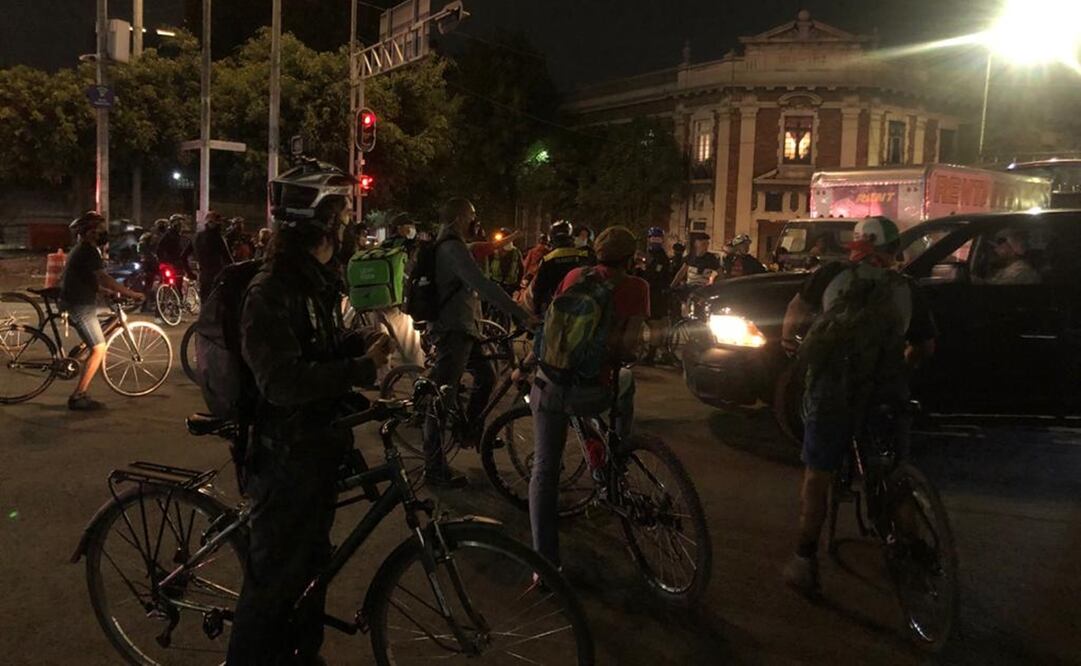Los manifestantes se concretaron pasadas de las 18:00 horas a unas cuadras de la Secretaría de Movilidad (Semovi). Foto: Kevin Ruiz/EL UNIVERSAL