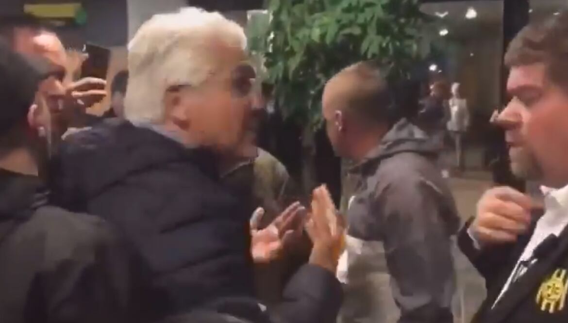 Mauricio García de la Vega discute con gente de seguridad - Foto: Especial 