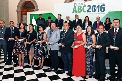 Premian labor de docentes por ser agentes de cambio