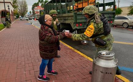 Captan a miembros del Ejército regalando café en hospital de Reynosa