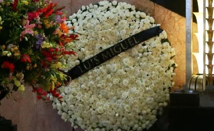 Luis Miguel envió arreglo floral a Juan Gabriel en Bellas Artes