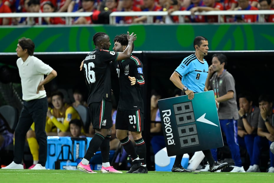 César "Chino" Huerta y Julián Quiñones con la Selección Mexicana, durante la Copa del Mundo de 2026 en el Estadio Guadalajara - Foto: Imago7