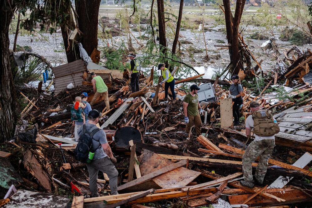 Equipos de búsqueda y rescate buscan entre los escombros sobrevivientes de las inundaciones del viernes en Hunt, Texas. FOTO: AFP