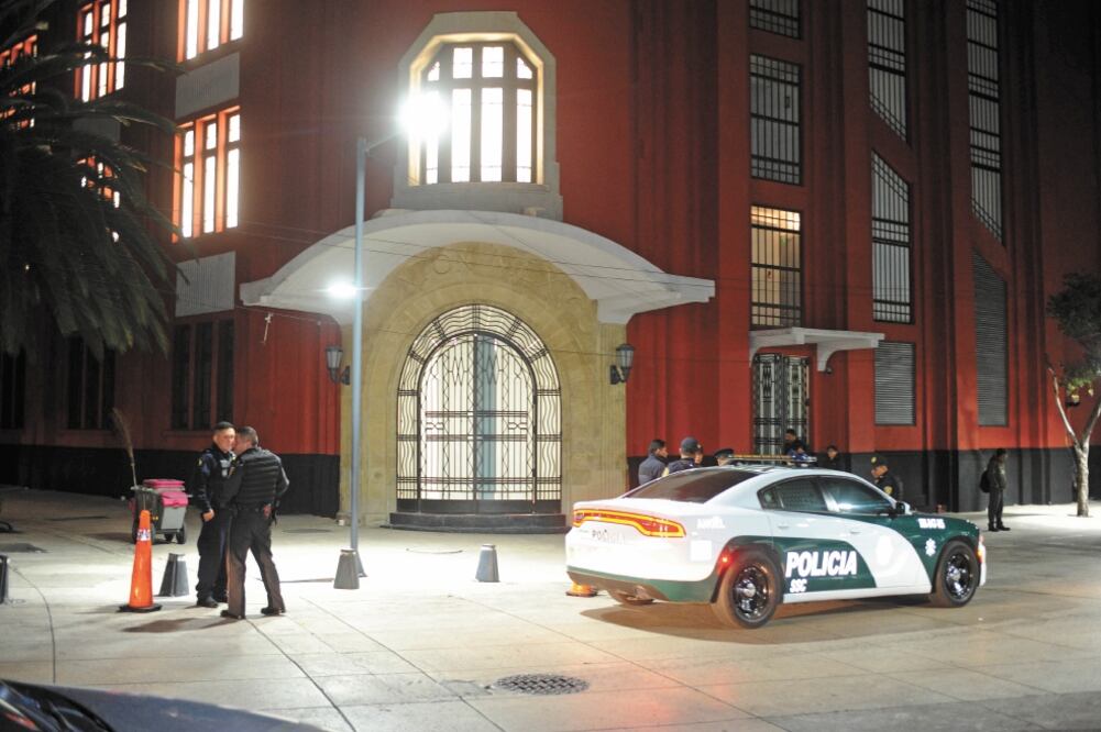 La unidad MX-052-C1 arribó al Gran Casino para constatar el robo al inmueble. Foto: LUIS CARBAYO. CUARTOSCURO