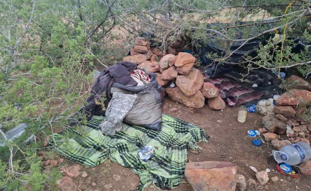 Aseguran tres campamentos de presuntos criminales en Chihuahua; hallan víveres y un panel solar.
Foto: Especial.