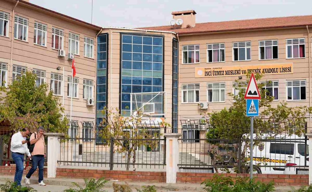 Gente camina junto a una escuela secundaria y profesional en el distrito Turgutlu en la provincia de Manisa, en el oeste de Turquía, el martes 22 de septiembre de 2026, después de que un tirador abriera fuego cerca de la escuela. Foto: AP