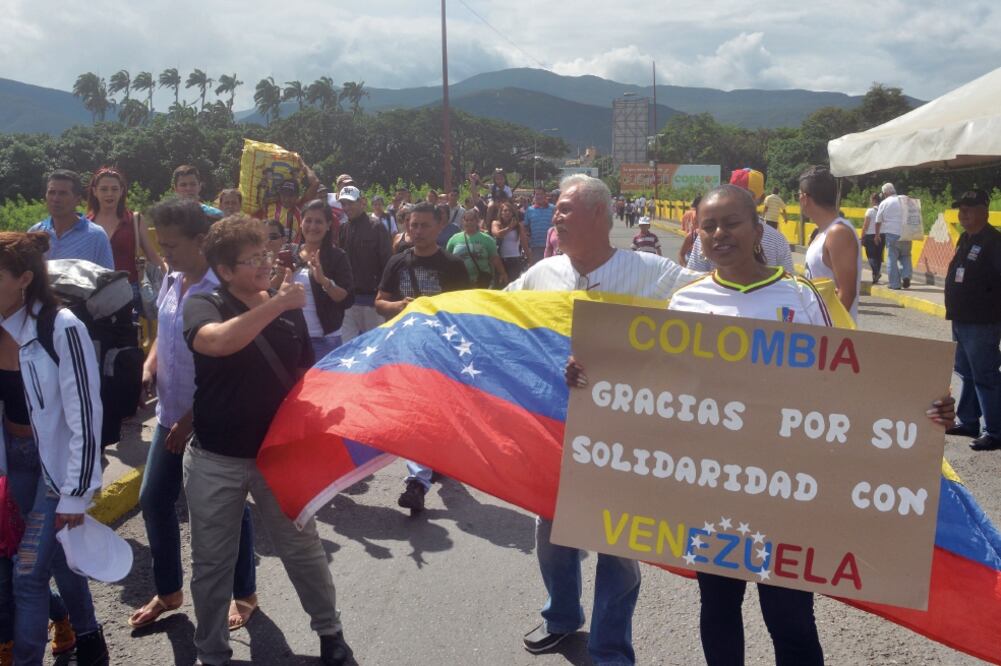 Miles de venezolanos cruzaron durante el domingo la frontera con Colombia en varios puntos. Algunas personas agradecieron la solidaridad de las autoridades (EL TIEMPO/ GDA)