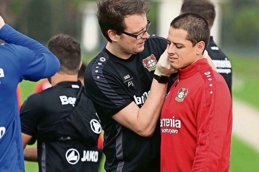 Javier Hernández es calificado como egoísta, además de que no se presentó al evento navideño del equipo (XINHUA)