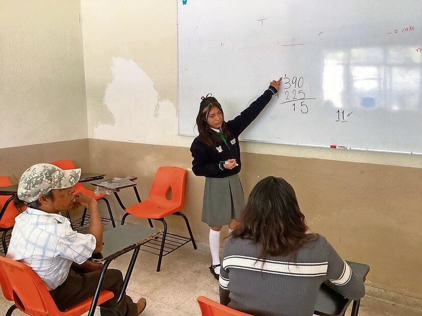 Valeria, hija de Anayeli y Fernando los enseña a leer y escribir para terminar la primaria. Foto: de Dinorath Mota