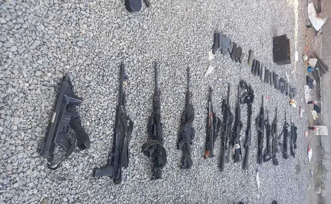 Se trata de 13 armas largas, rifles de asalto AR-15 y AK-47 conocidos como Cuernos de Chivo, tres granadas calibre 40, además 34 cargadores, 8 chalecos balísticos. FOTO ESPECIAL
