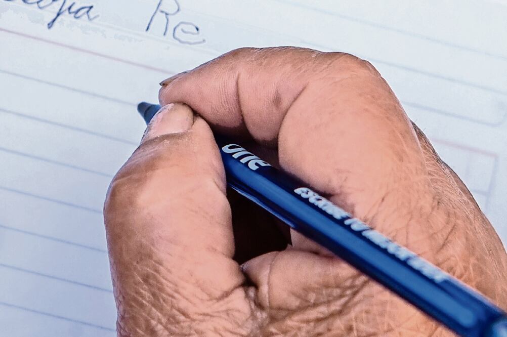 Durante las lecciones iniciales Sofía aprendió a escribir su nombre con sus dos apellidos completos (YADÍN XOLALPA. UNIVERSAL)