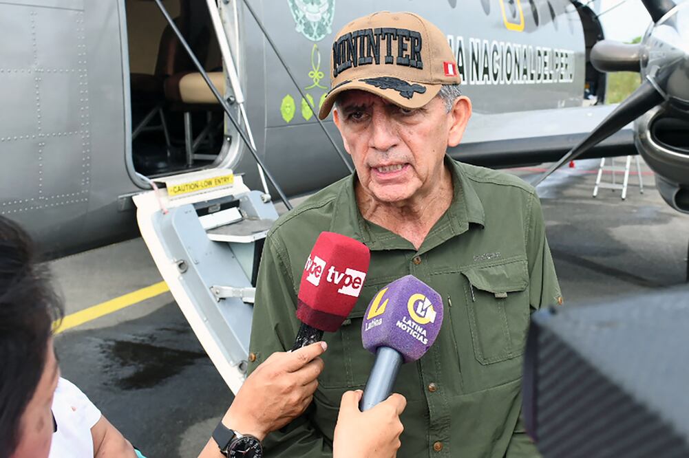 Víctor Torres Falcón, hablando con la prensa a su llegada a Tumbes, Perú el 10 de enero de 2024. Foto: AFP