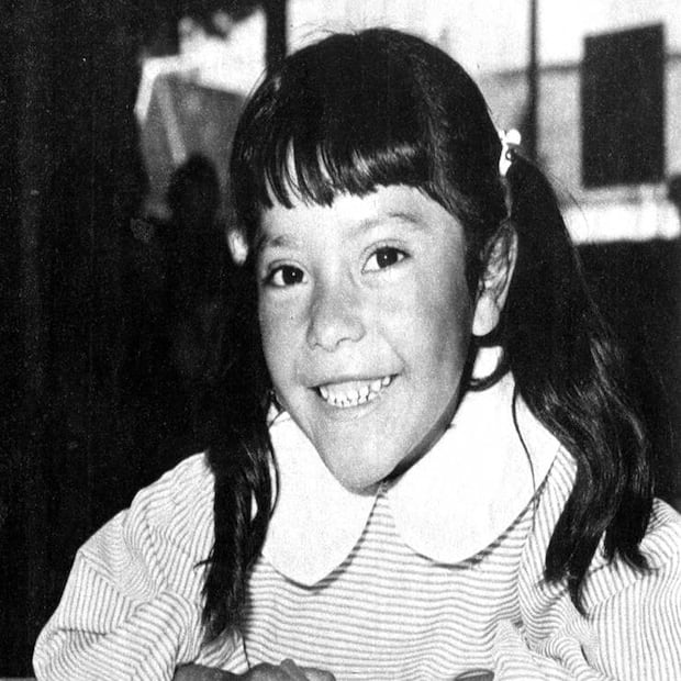 Una niña de quinto de primaria sonríe a la cámara para un folleto publicitario de inicios de los años setenta llamado “Educación Popular”. De acuerdo a la publicidad, las materias más populares entre los niños eran Historia, Biología y Educación Física. Colección Villasana.