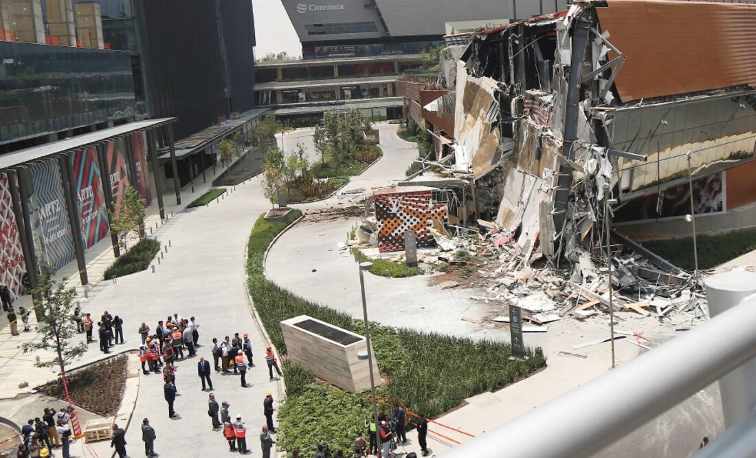 El área derrumbada de la Plaza Artz Pedregal aún se mantiene en trabajos de reparación y mitigación de riesgo (ARCHIVO EL UNIVERSAL)