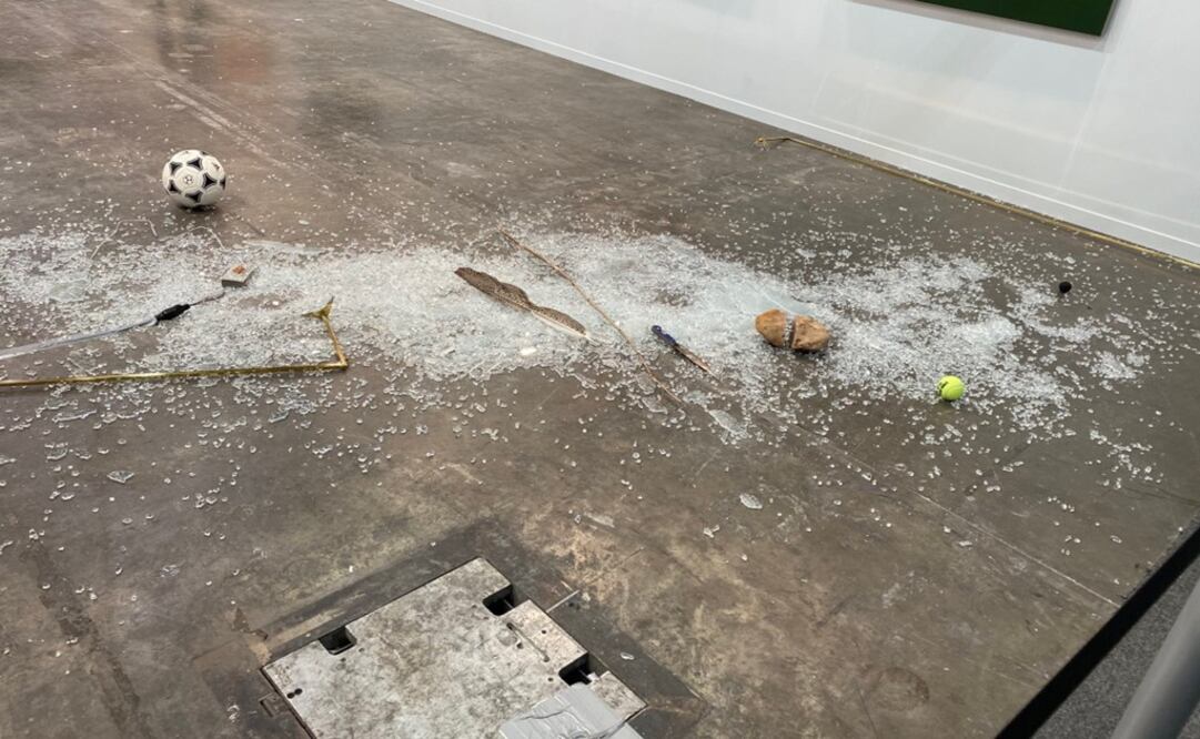 Social media users shared photographs and videos of the shattered piece and of Lésper near the piece - Photo: Taken from @grazalce Twitter account