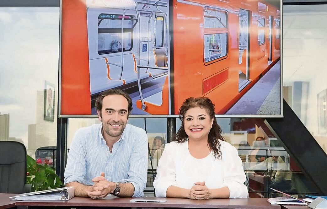 Andrés Lajous, secretario de Movilidad, se reunió con la jefa de Gobierno electa, Clara Brugada. Foto Especial