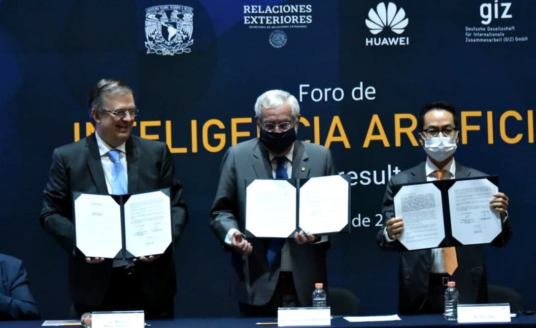 Ebrard participó en el Foro de Inteligencia Artificial: Primeros Resultados y firma de Carta Intención Triple Alianza entre la Secretaría de Relaciones Exteriores, la UNAM y la empresa china Huawei. Foto: especial