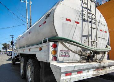 Vecinos, pipas, vehículos de carga y hasta transporte público, acuden a tomas clandestinas de Ecatepec para abastecerse de agua