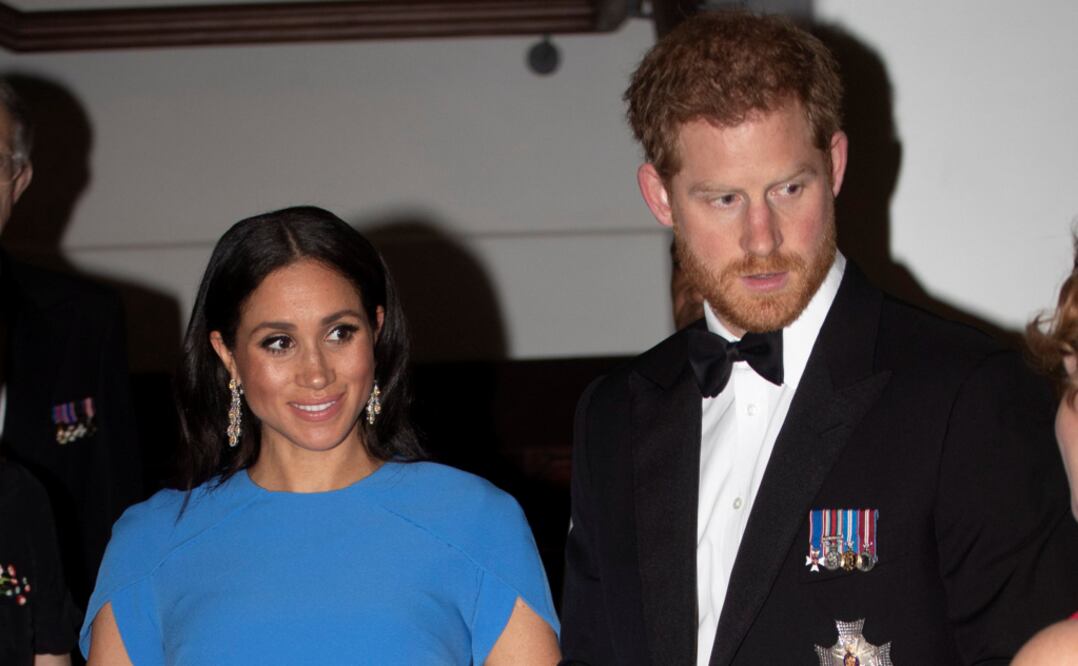 La actriz de suits lució un vestido azul muy ad hoc a su estilo minimalista. Foto: AP