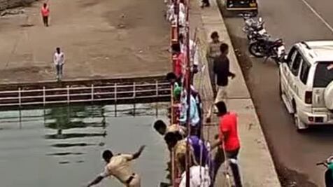 Video. Policía salta de puente en India para salvar a suicida