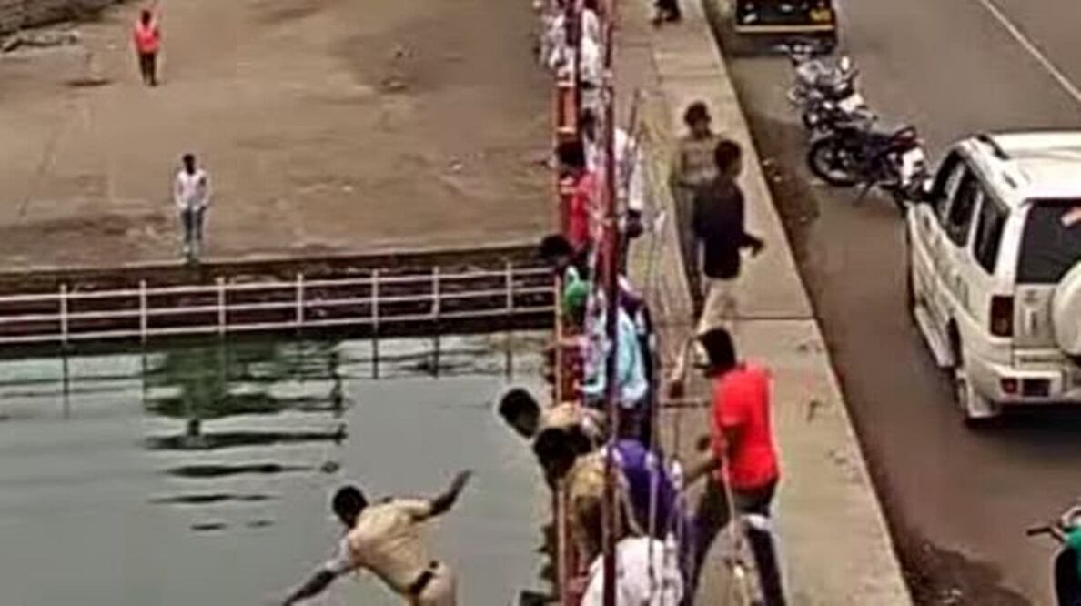 Video. Policía salta de puente en India para salvar a suicida