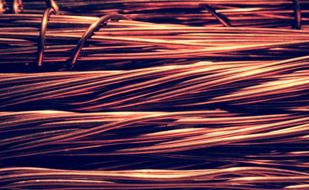El cobre es crucial para la infraestructura energética en todo el mundo, se utiliza en cables para dispositivos electrónicos, líneas de transmisión, baterías y luces LED. Foto: Pixabay