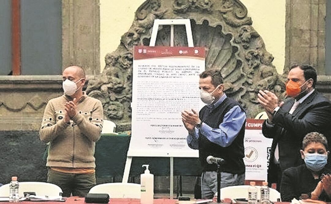 José Antonio Peña Merino, director de la ADIP; Fadlala Akabani, secretario de Desarrollo Económico, y representantes de Canirac, en la firma del acuerdo para el programa Ciudad Al Aire Libre. Foto: ESPECIAL