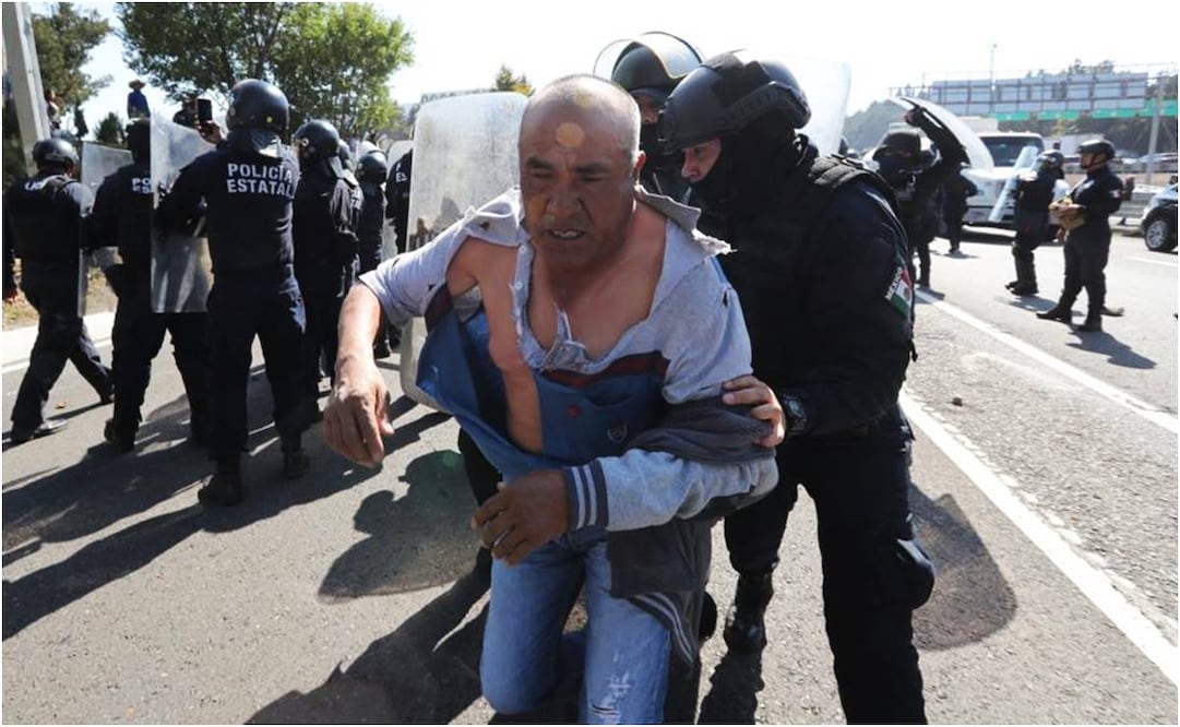 Policía repliega a manifestantes en la carretera México-Toluca. Foto: Jorge Alvarado/ EL UNIVERSAL