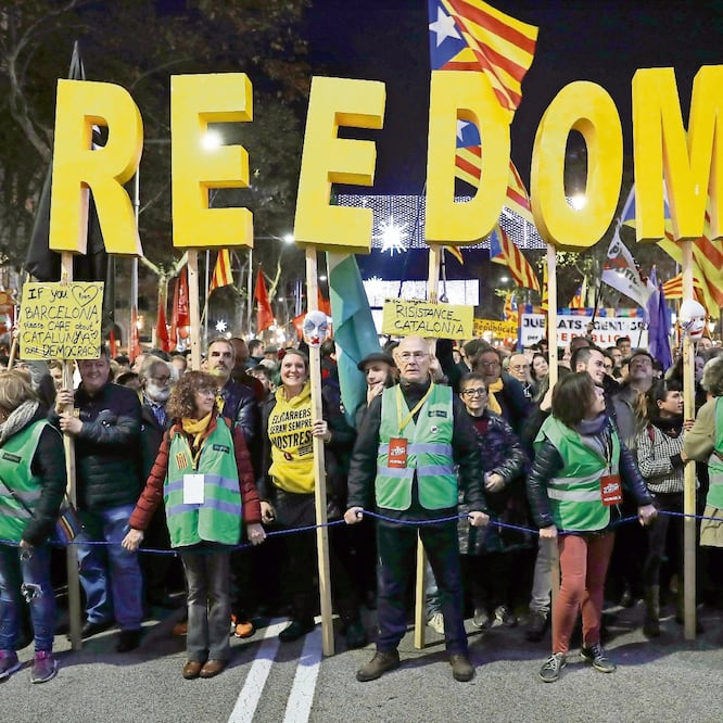 Manifestaciones independentistas se llevaron a cabo ayer en Barcelona, en el primer aniversario de las elecciones catalanas. TONI ALBIR. EFE
