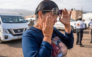 Convierten basurero en fosa; madres buscadoras excavan toneladas para encontrarlos