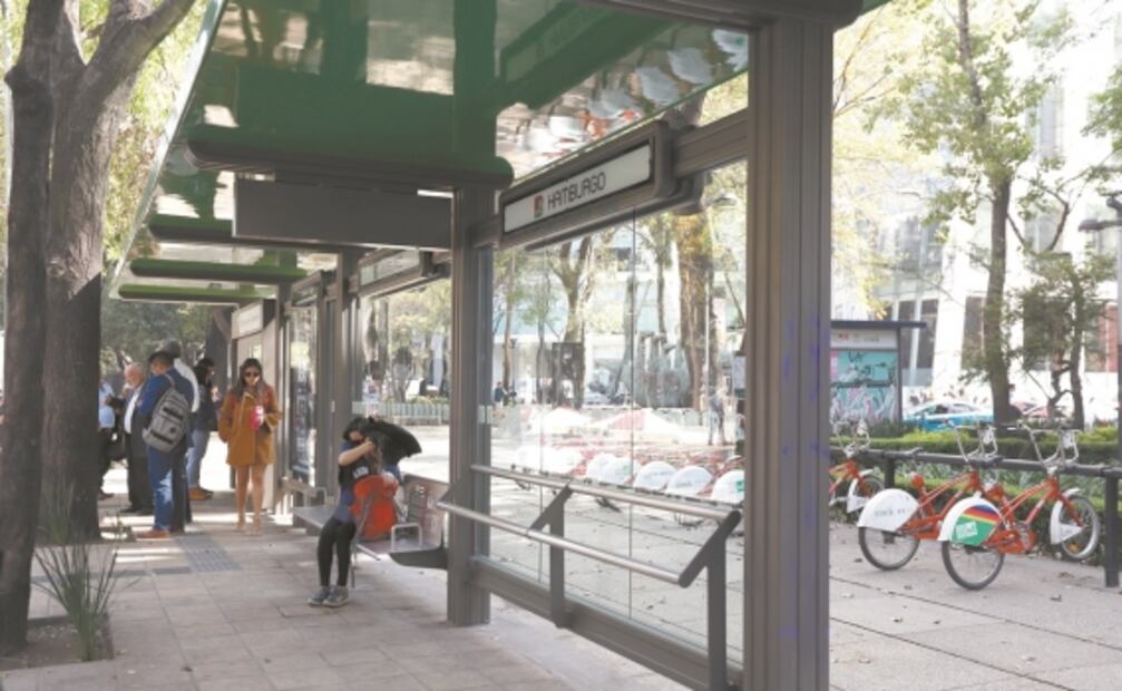 Borra CDMX huella de vandalismo en marcha feminista