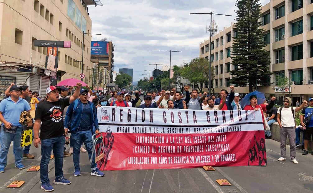 Decenas de maestros de la CNTE acudieron ayer a las instalaciones de
Televisa Chapultepec para ofrecer una conferencia de prensa. Foto: Diego Simón Sánchez / EL UNIVERSAL