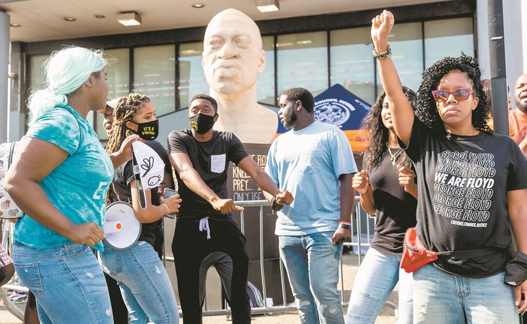 Manifestantes, cerca de una estatua de George Floyd, en Nueva York, tras la noticia de que el exoficial Derek Chauvin fue condenado a 22 años y medio de prisión por el asesinato del afroestadounidense. Foto: Justin Lane. EFE