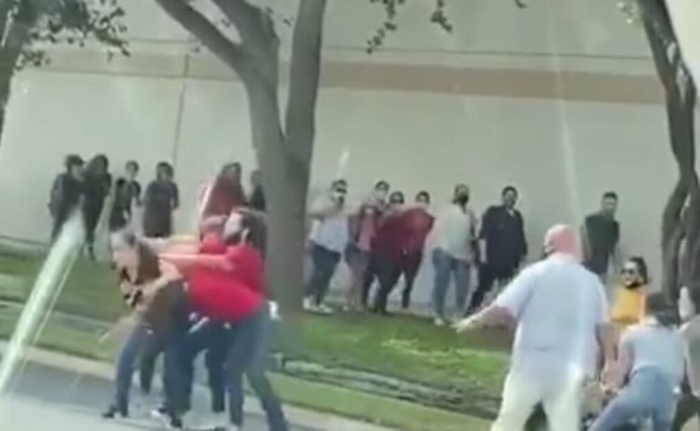 Largas filas y hasta golpes; así es la reapertura de tiendas en Texas tras la cuarentena