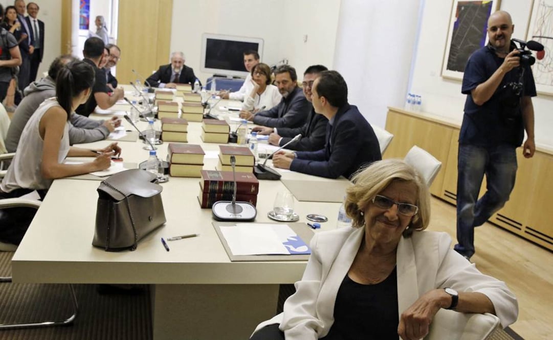 Manuela Carmena, cabeza de lista de Ahora Madrid. Ada Colau asume el gobierno de Barcelona. FOTO: EFE