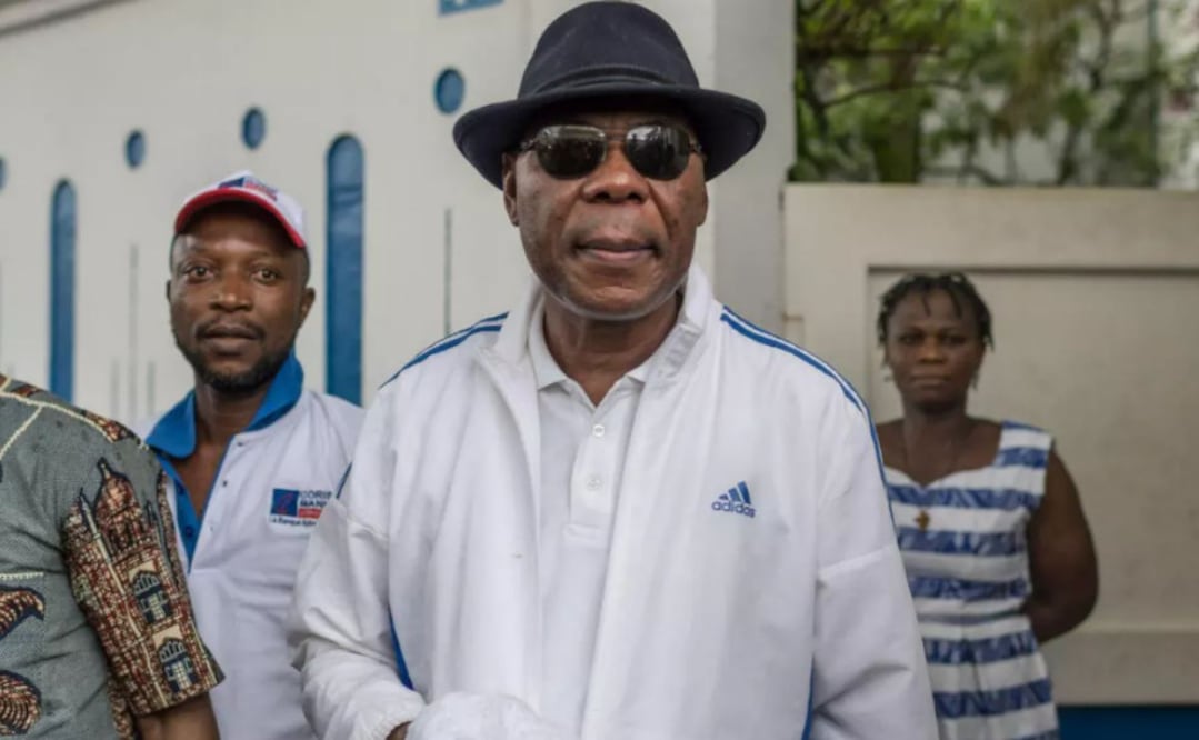 El expresidente de Benín, Boni Yayi, se encuentra en la entrada de la casa del expresidente de Benín, Nicéphore Soglo, el 19 de abril de 2019, en el distrito de Cadjehoun, Cotonú. Foto: AFP