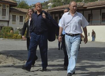 Putin presume Crimea a su amigo Berlusconi