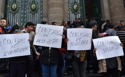 Protestan concejales contra alcaldías en el Congreso local