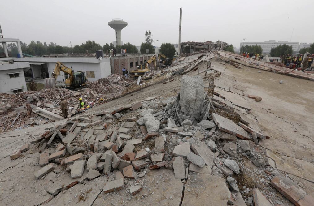 80 personas han sido rescatadas a más de 17 horas de registrarse el colapso en Lahore (EFE)